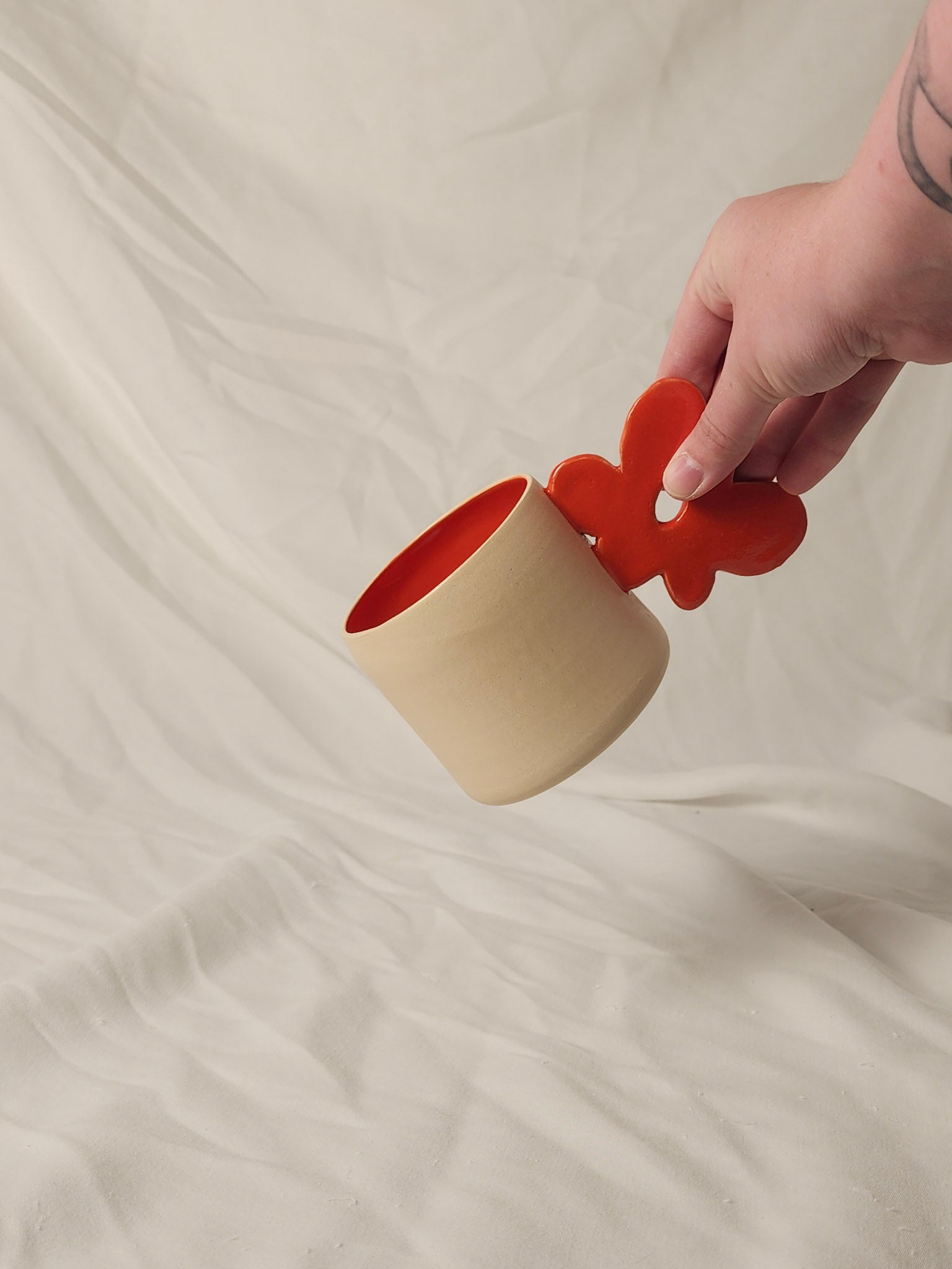 flower handle mug - red - Kaelceramic