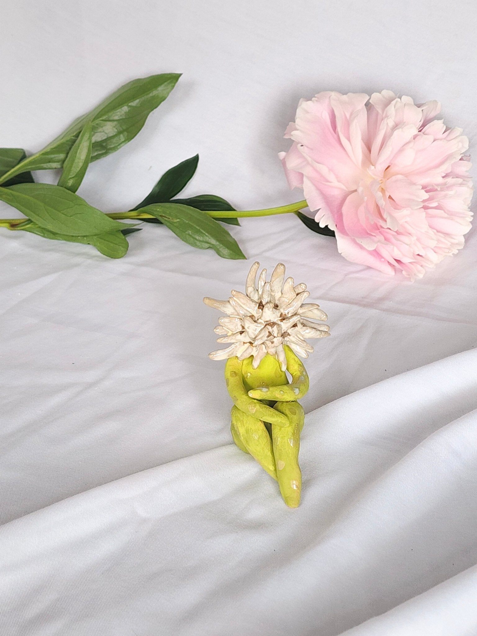 white flower gal sculpture - Kaelceramic