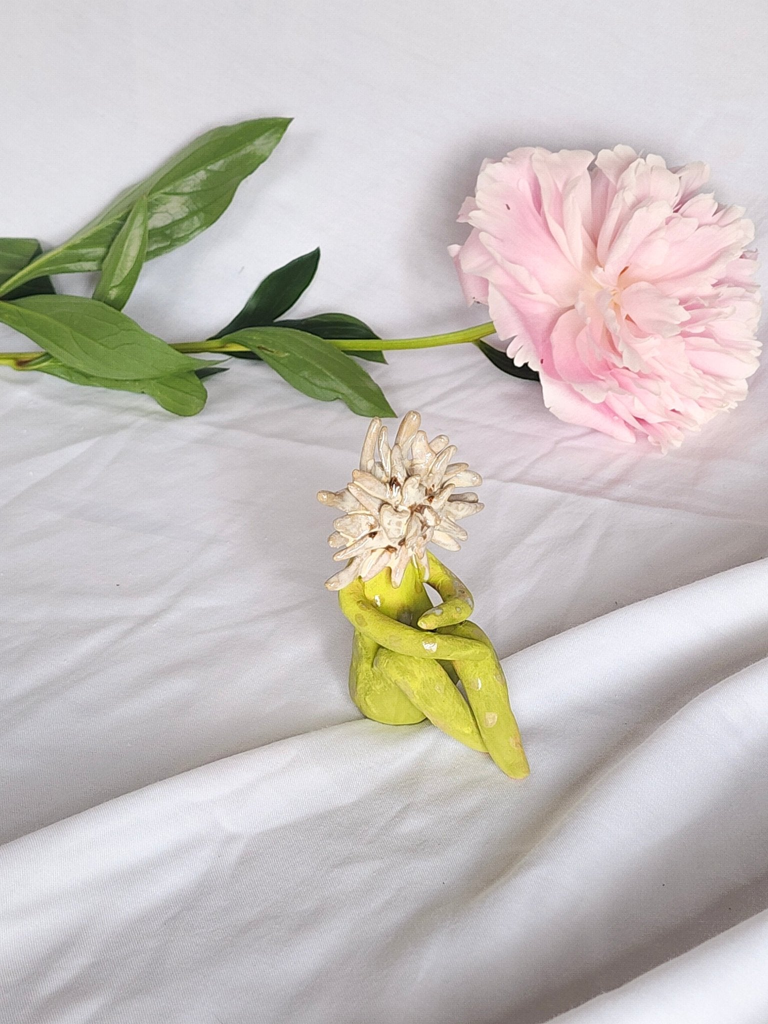 white flower gal sculpture - Kaelceramic