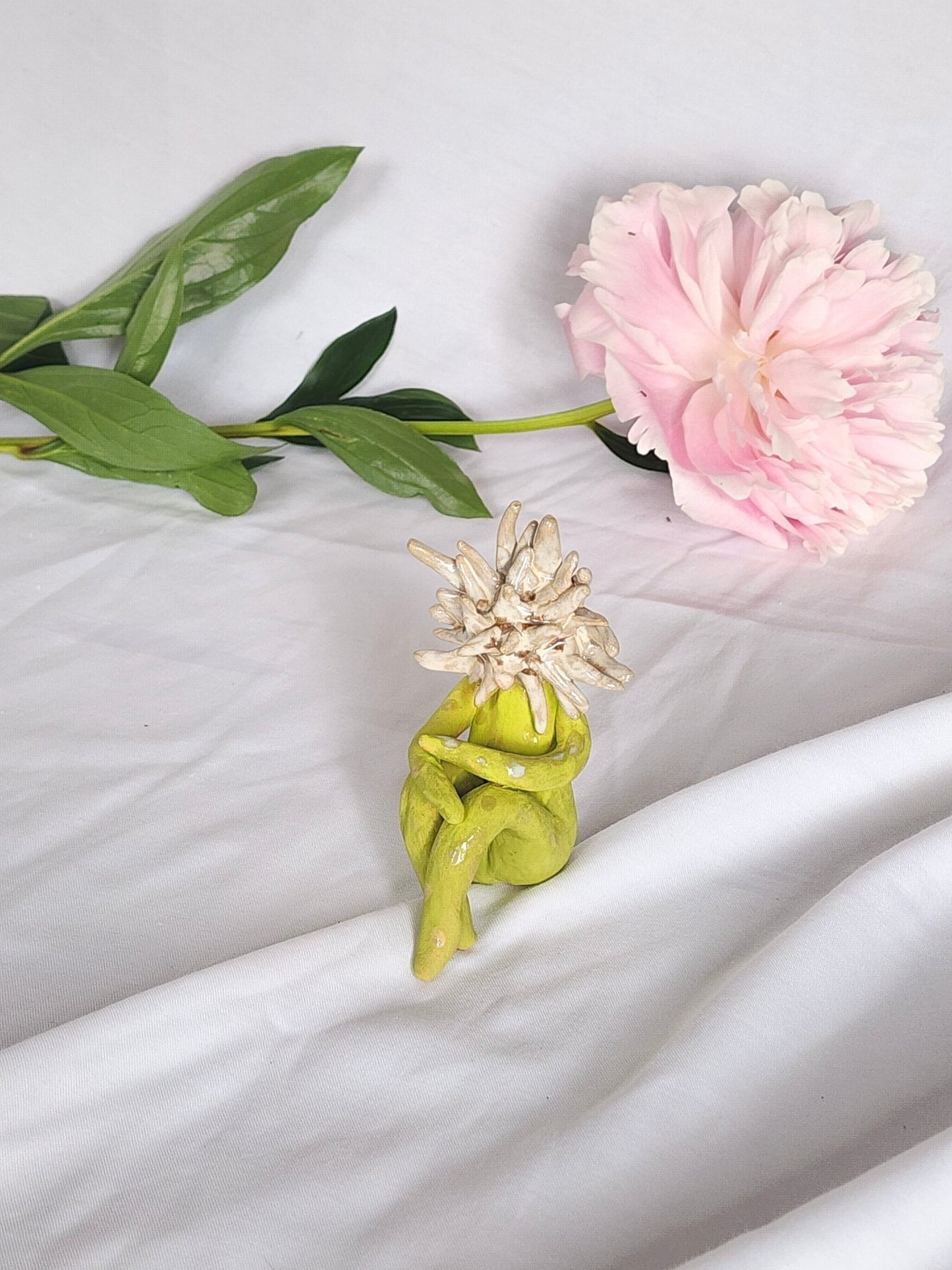 white flower gal sculpture - Kaelceramic